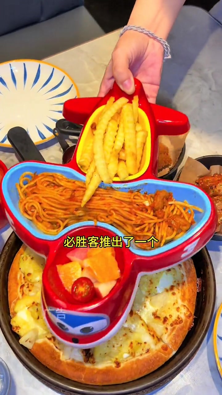 必胜客新品套餐嘎嘎合适,榴莲披萨真是一绝,喜欢榴莲和必胜客的可以冲了!必胜客榴莲开爆 必胜