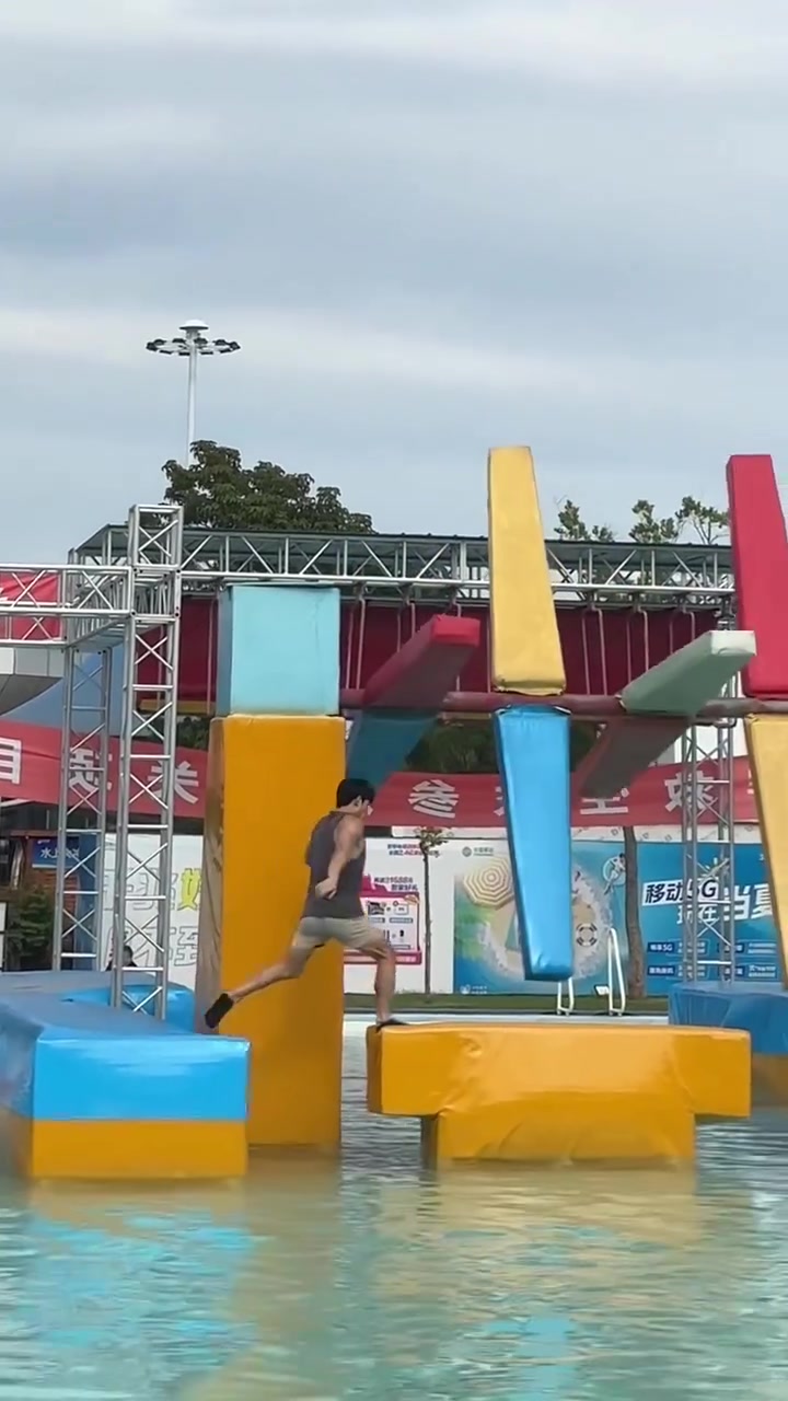 谁说健身的人都是“死肌肉”,今天来水上乐园闯个关证明一下我们肌肉男也是“活肌肉”!