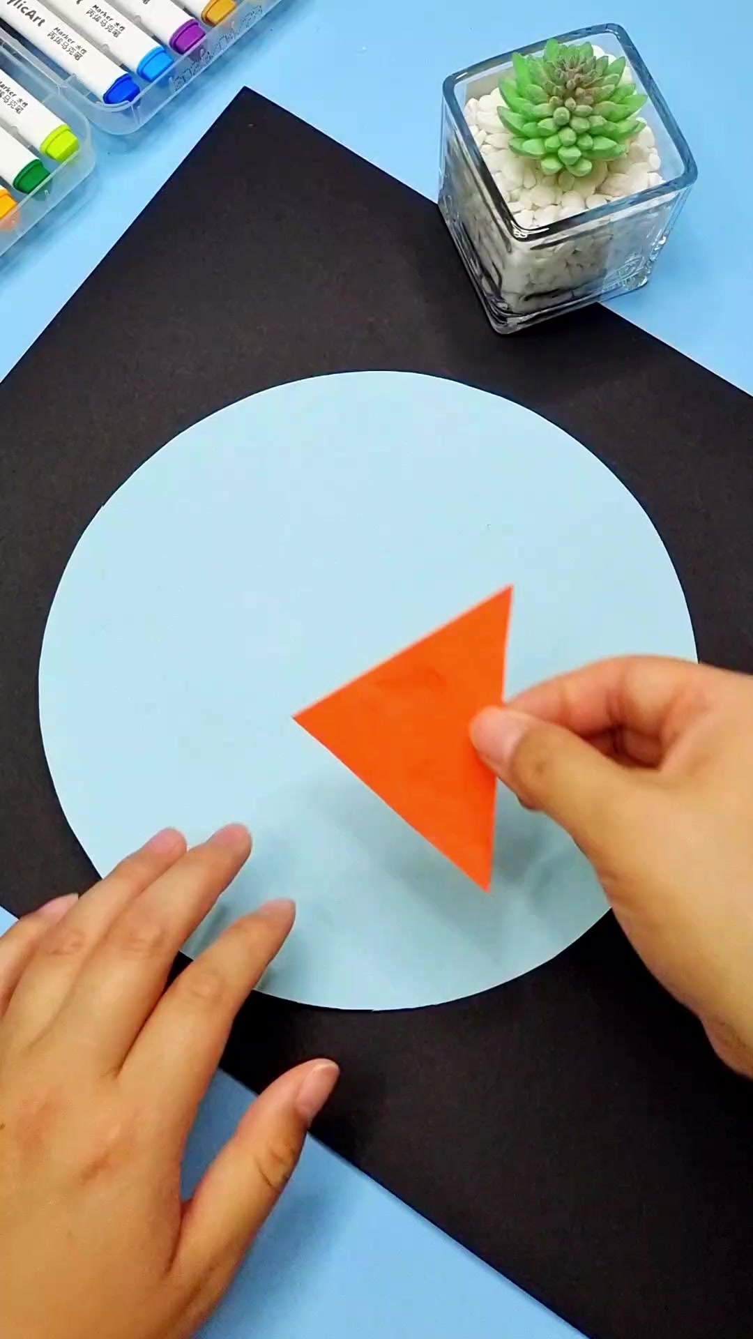 用三角形来画热带鱼,你能想出多少种图案呢