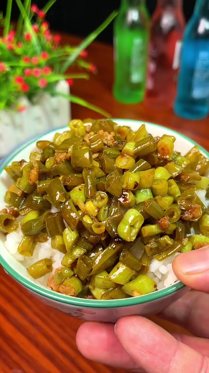 不知道吃什么就试试这个肉沫酸豆角,简单还下饭,记得多蒸点饭 美食教程 美食 肉沫酸豆角