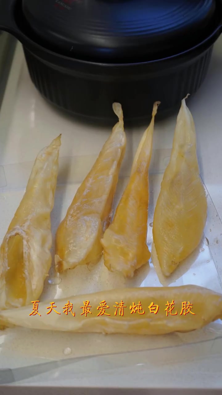 忙碌了一个 上午,没有什么比一碗美味营养的鲜炖花胶,更能让人活力满满♀   鱼胶养颜汤