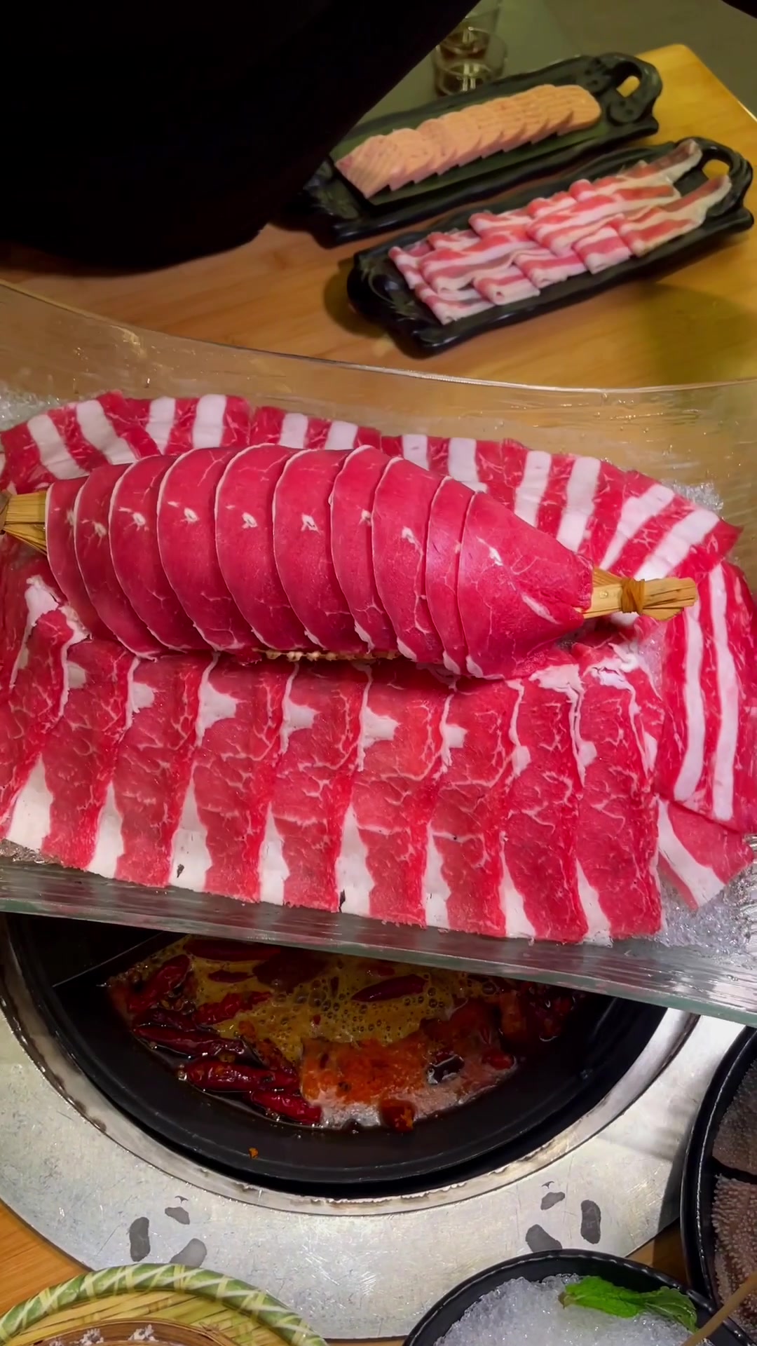 这么大一份蛮牛三拼,加上各种配菜,居然只要人均70!上海的这家老网红火锅店简直不要太划算!