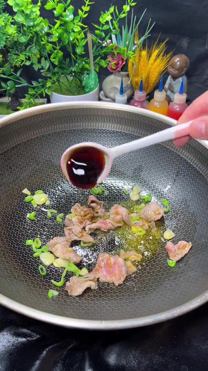 芹椒炒肉这样做好吃入味!超适合夏天的美食 食尚先生 芹椒炒肉 猪肉新吃法 美食卷王挑战赛 