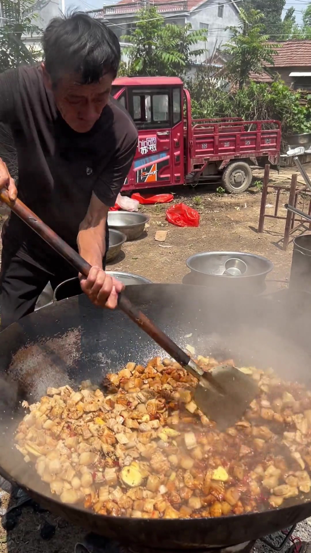 大席上老式做法的红烧肉,色泽鲜亮、味道真不错……
