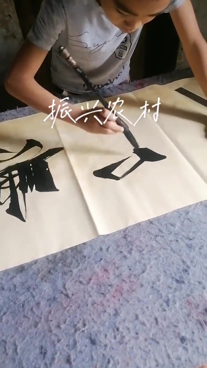 李明同学:从默默无闻到风靡全球的创业故事