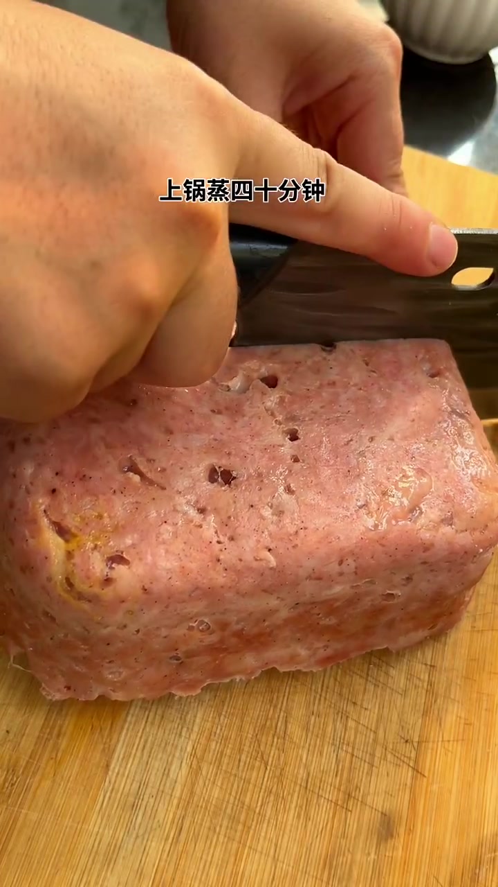 孩子们都喜欢吃午餐肉火腿肠,外面买的又不放心。正好现在猪肉便宜,买肉自己做干净卫生还放心