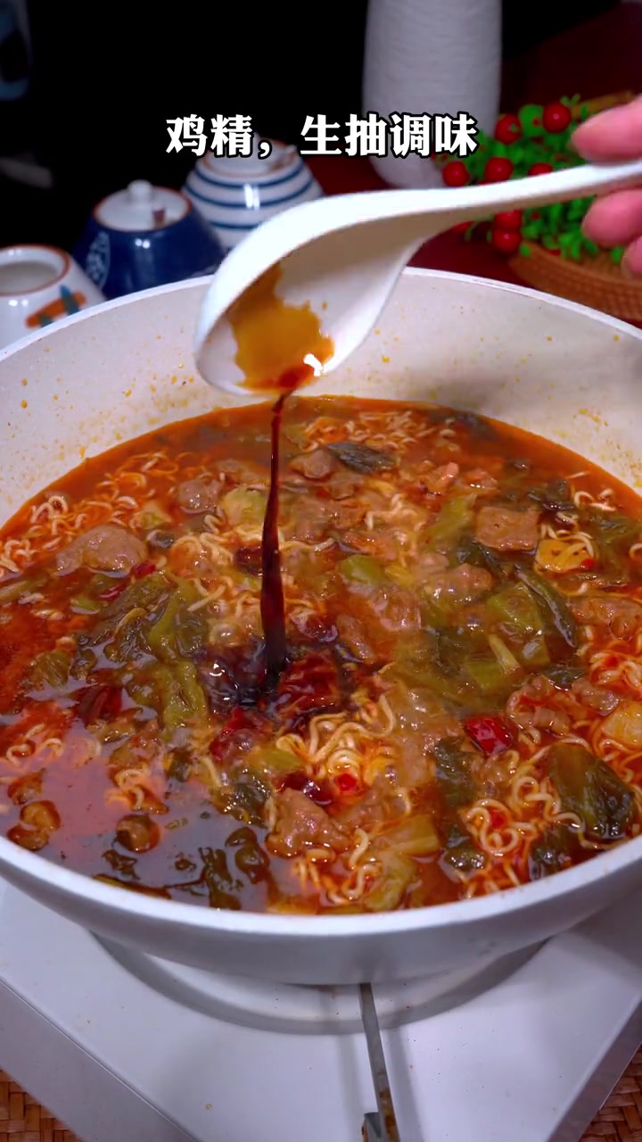 天热不想吃饭,那你可以试试这个酸菜牛肉面,简单方便又好吃 酸菜面