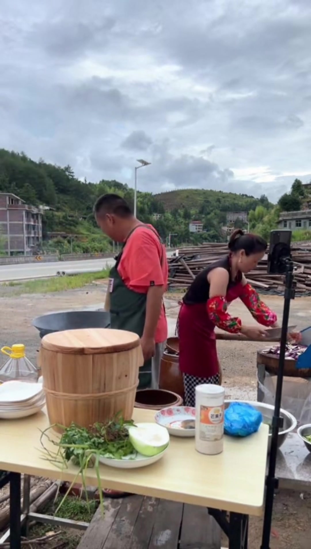 来、一起来吃蒸笼饭