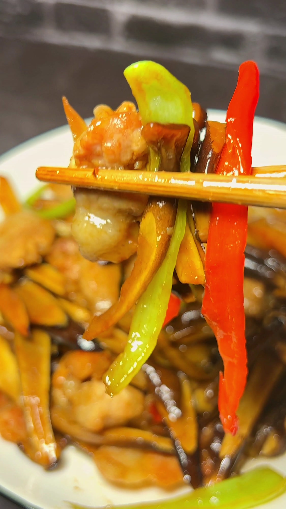 我们两个人的午餐~~小炒黑鸡枞菌和油渣青菜,超下饭的家常菜~~