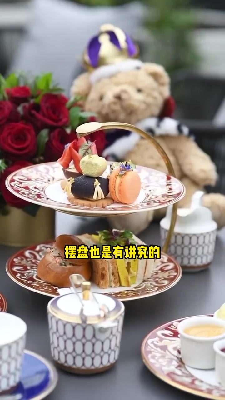 来了英国之后我才知道完美的英式下午茶是什么样的,连摆盘都有讲究,有人知道他们第四层放什么吗