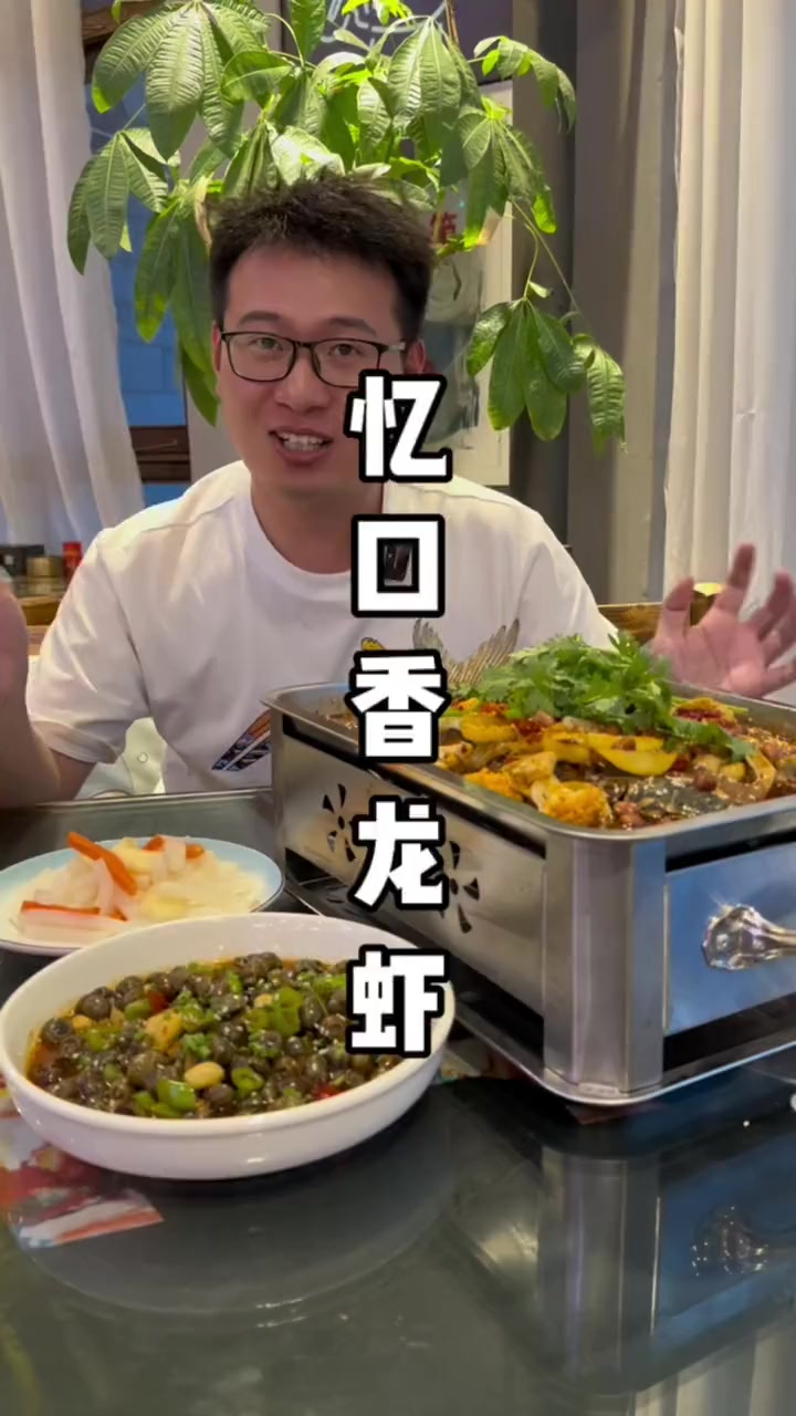 在海盐北小苑夜猫子餐吧里面,吃这么一份烤鱼套餐只要58.8元,赶紧约上朋友一起来吃夜宵啦!