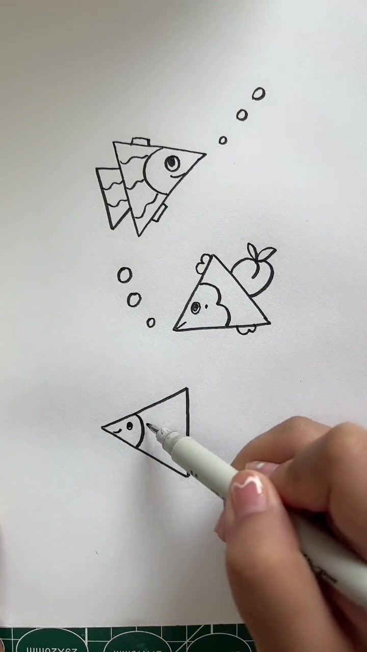 今天的小鱼口味多 简笔画 每日一画
