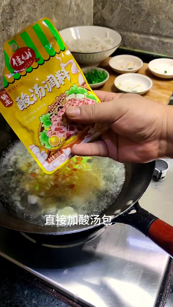 贵州金汤鱼汤粉的简单做法 贵州金汤鱼汤粉 酸辣汤的家常做法 板路王美食团