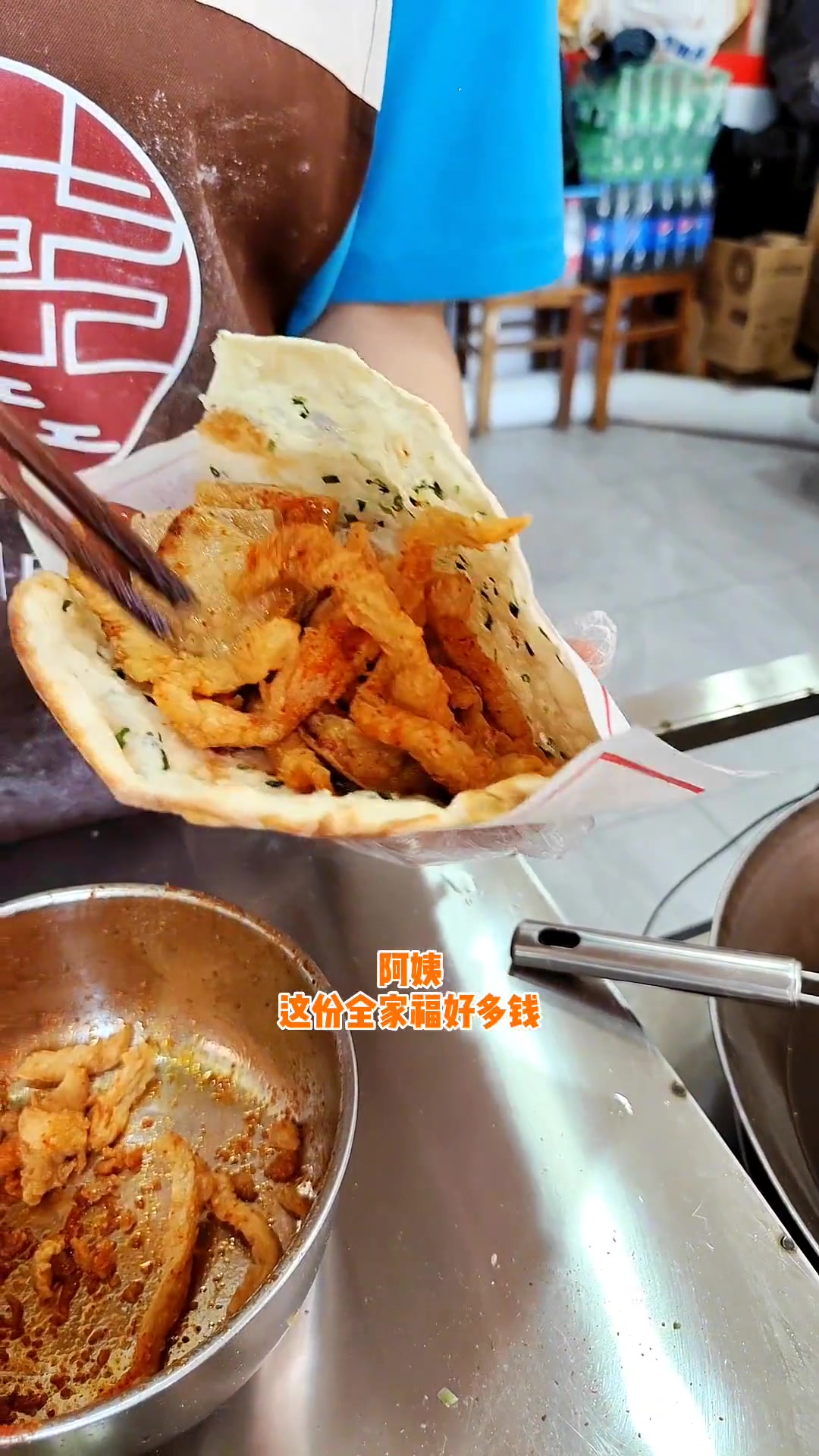 卢记烧饼香酥鸡中份6.8,全家福香酥鸡烧饼中份9.9~ 位置在万达广场对面,工贸家电斜对面