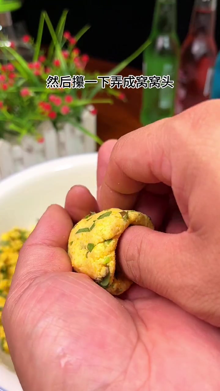 马齿菜蒸的窝窝头你吃过吗?在配上小咸菜真不错 美食教程 窝窝头菜团子做法 美食