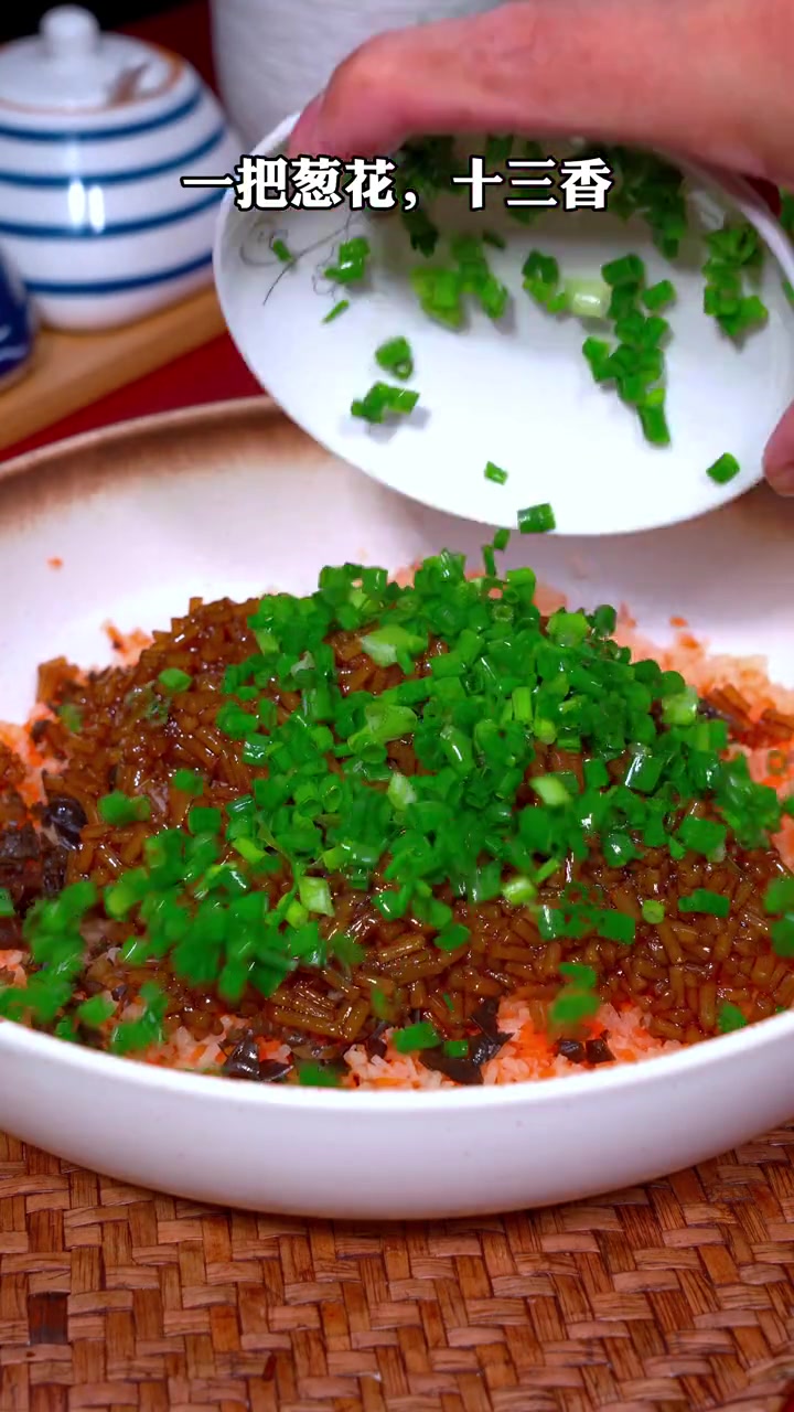 我告诉你啊,天热没胃口,那你可以试试这个土豆馅饺子,不用加肉也不用加鸡蛋,味道鲜美,满嘴留