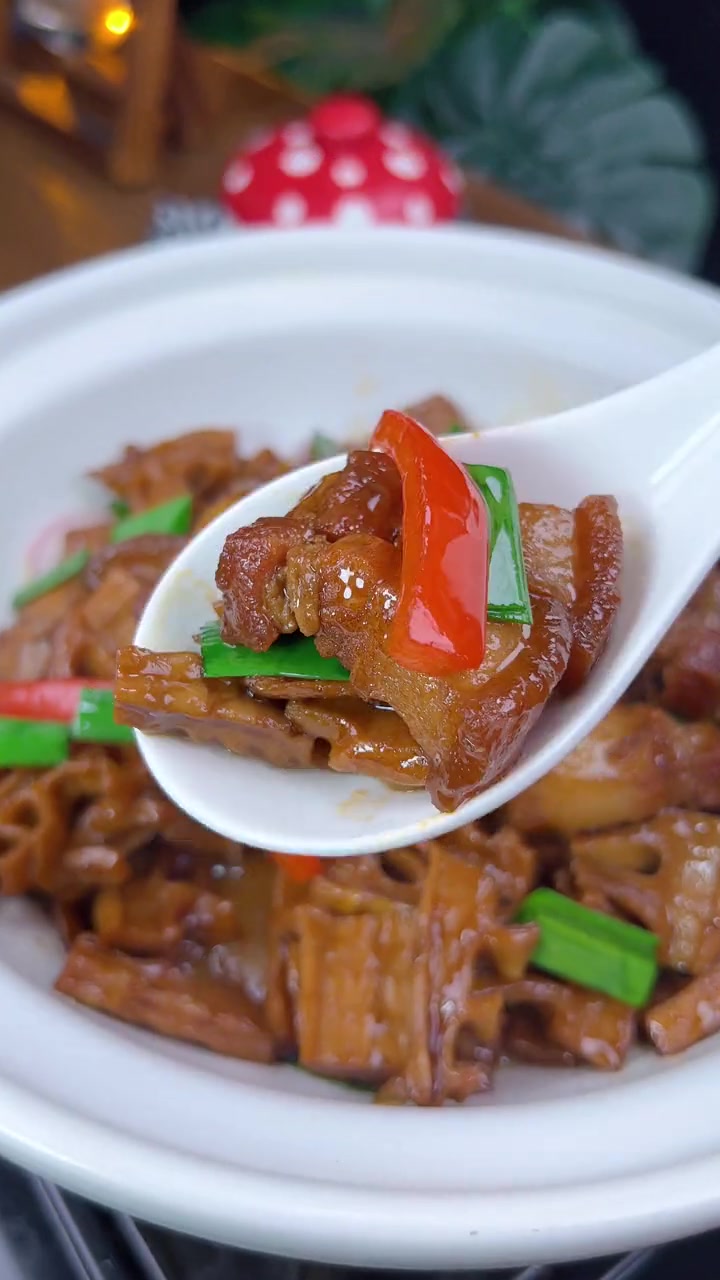 在我们温州啊这道 笋干焖肉 是家喻户晓的家常菜,软糯鲜甜超级好吃 下饭菜