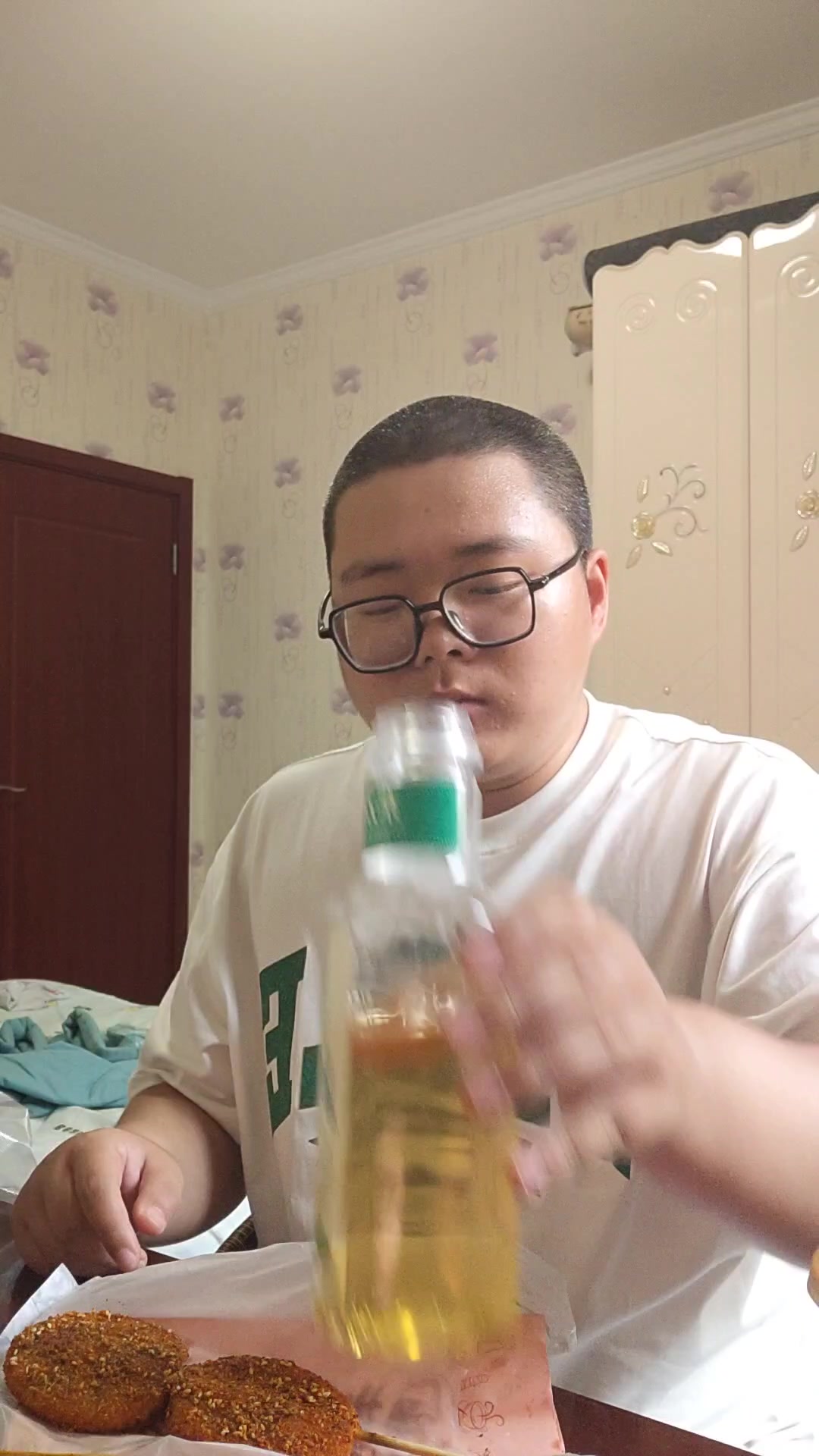 陪我的厚米一起喝奶茶
