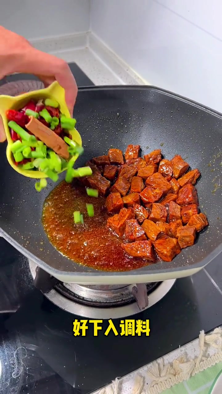土豆炖牛肉,一顿两碗饭!牛肉土豆的家常做法 土豆炖牛肉 大人小孩都爱吃 牛肉的神仙吃法 男