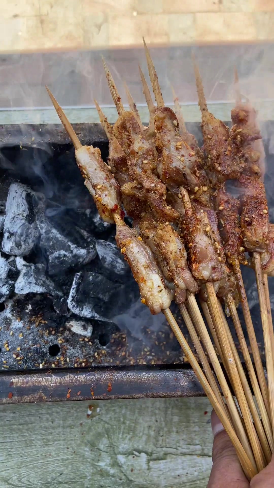 “烧烤爱好者必读!大学生放假后的羊肉筋烤制技巧揭秘”