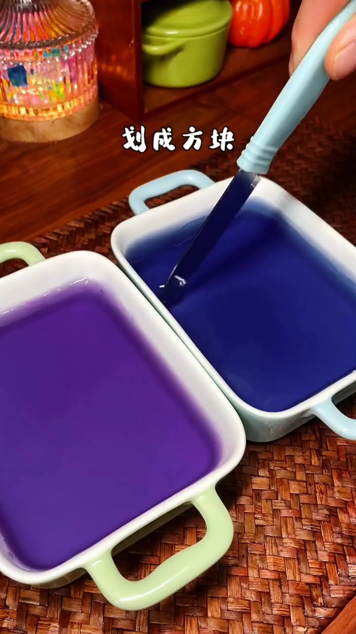 白凉粉 果冻 双皮奶 布丁 烧仙草 学会了这个白凉粉做的果冻小朋友太高兴了,再也不用出去买