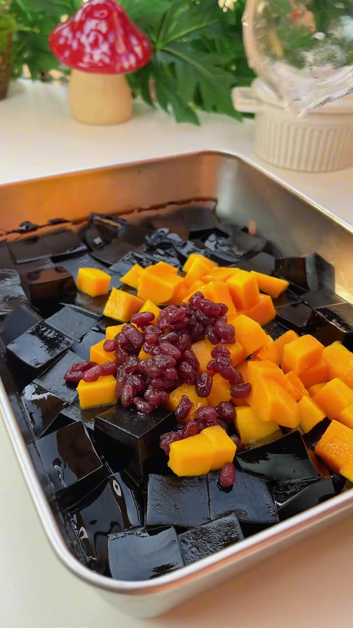 一到夏天孩子们都喜欢吃的黑凉粉,烧仙草做法超简单 烧仙草 夏天必吃甜品推荐