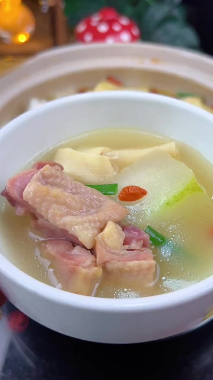 天热就应该多喝清爽解腻的汤,这道 腊鸡腿冬瓜汤 你一定要试试 煲汤