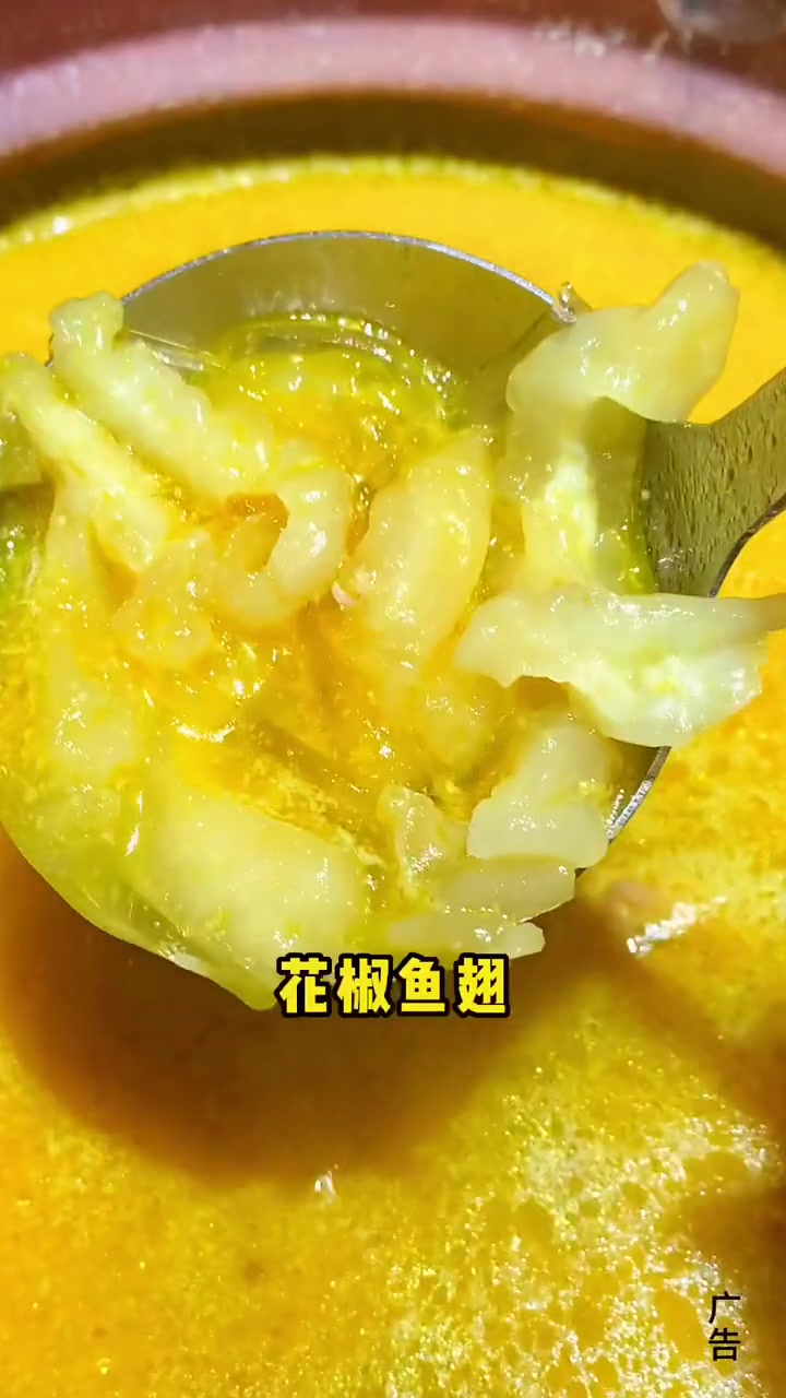 广东清远鸡搭配花胶鱼翅等各种食材小火慢炖的花胶鸡煲,3-4人吃一顿团购128,喜欢的点击定