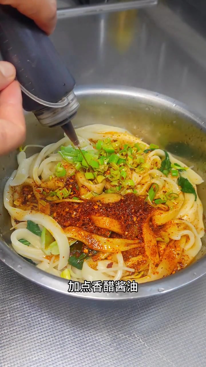 陕西特色面食,油泼驴蹄子面,面条劲道,辣子香而不辣 特色面食