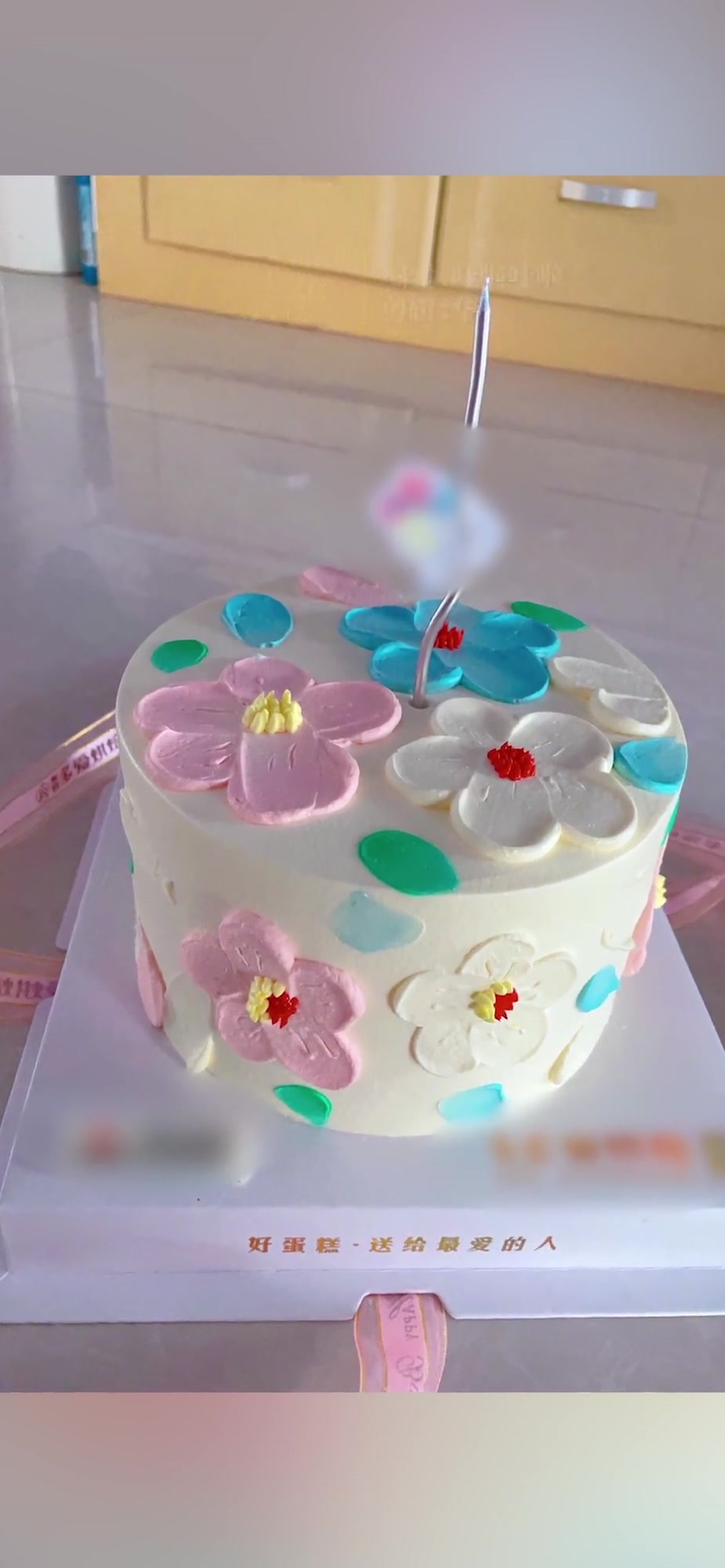 女子花百余元订蛋糕图案只有正面:蛋糕店说师傅忘记画背面 蛋糕 图案(来源:.)