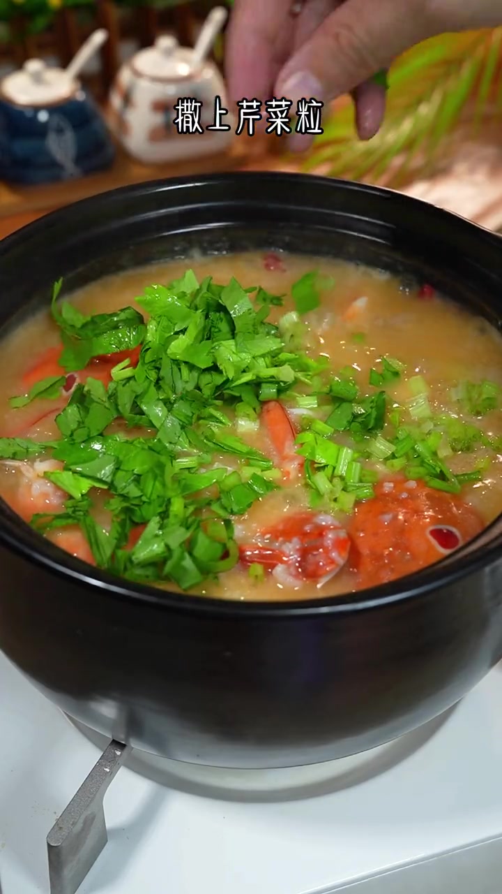 潮汕虾蟹粥砂锅粥,裹着米浆的虾蟹口感嫩滑,粥水鲜美,你也赶紧试试吧 潮汕砂锅粥 海鲜粥 美