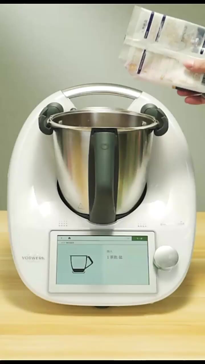 老人做饭忘记关火有隐患,用智能炒菜机定时烹煮,无需看管很安全