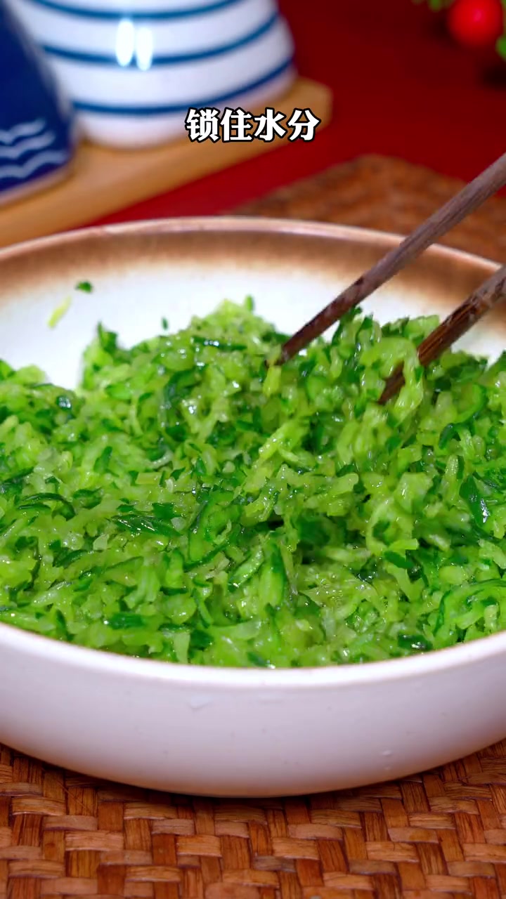 黄瓜鸡蛋粉条馅儿饺子这样做,黄瓜翠绿不出水,天热没胃口的时候,来上一碗清清爽爽,特别好吃 