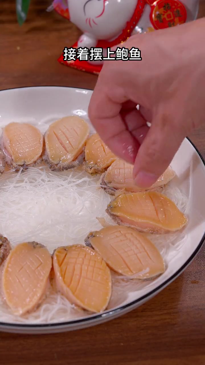 以后鲍鱼捡回家不要白灼了,试试像我这样做一道蒜蓉蒸鲍鱼吧,蒜香入味好吃又好看。蒜蓉蒸鲍鱼 