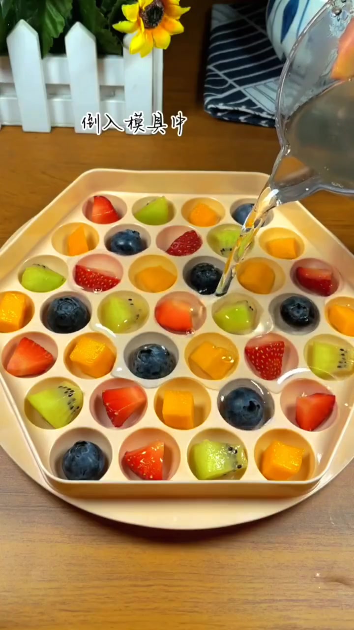 白凉粉 果冻 双皮奶 布丁 烧仙草 学会了这个白凉粉做的果冻小朋友太高兴了,再也不用出去买