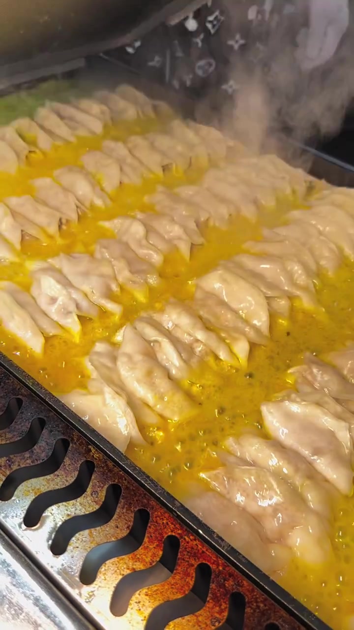 金灿灿的街头锅贴,一口咬下去香脆可口啊!