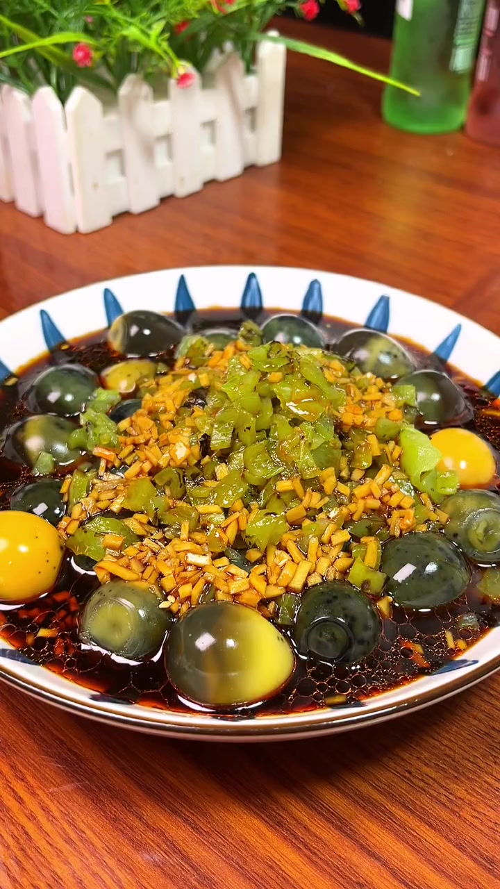松花鹌鹑蛋不知道怎么吃?今天我教大家一个好吃的料汁,吃起来又香还不腥 美食教程 美食 松花