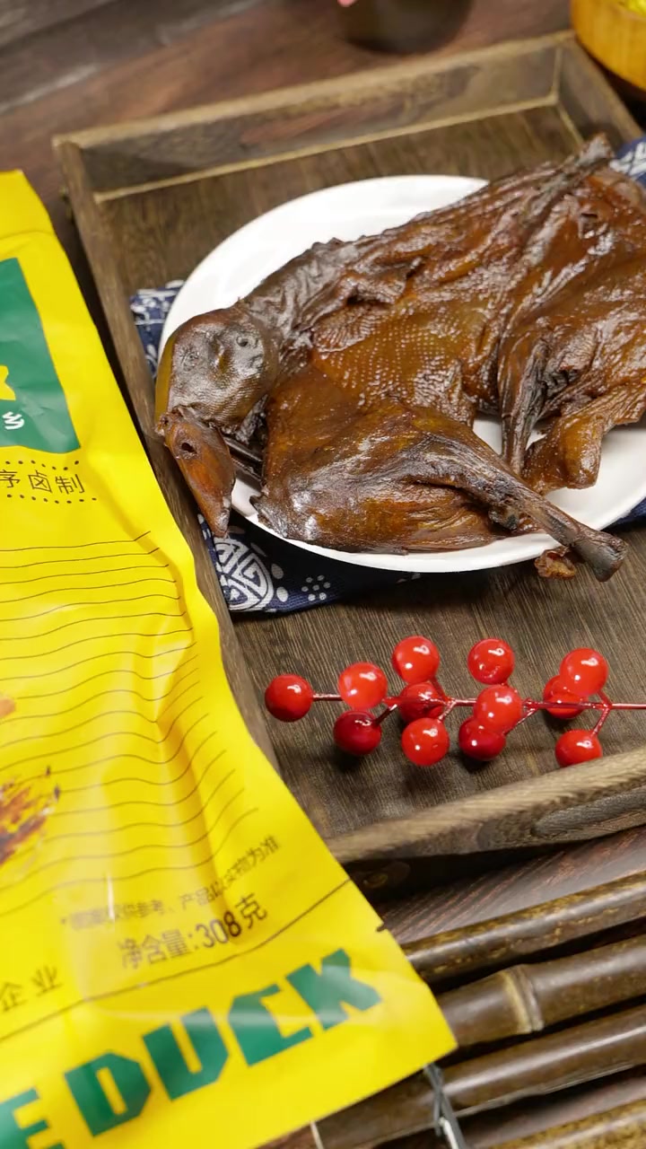 湖南特色酱板鸭,慢卤制作,肉质紧实,夏天来一份,香辣解腻,喜欢吃辣的朋友千万不要错过!湖南