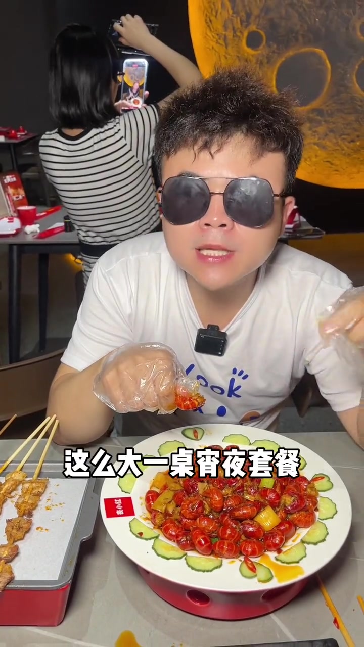 夜宵排队王 夜小红虾尾也开到大朗了!70多的套餐你快团几份慢慢吃阿!夜小红 夜小红炒虾尾 