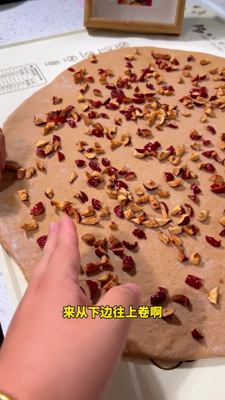 姐妹们,快快让你的男朋友给你安排一顿红糖大枣馒头吧,真的超级好吃,超级赞!红糖大枣开花馒头