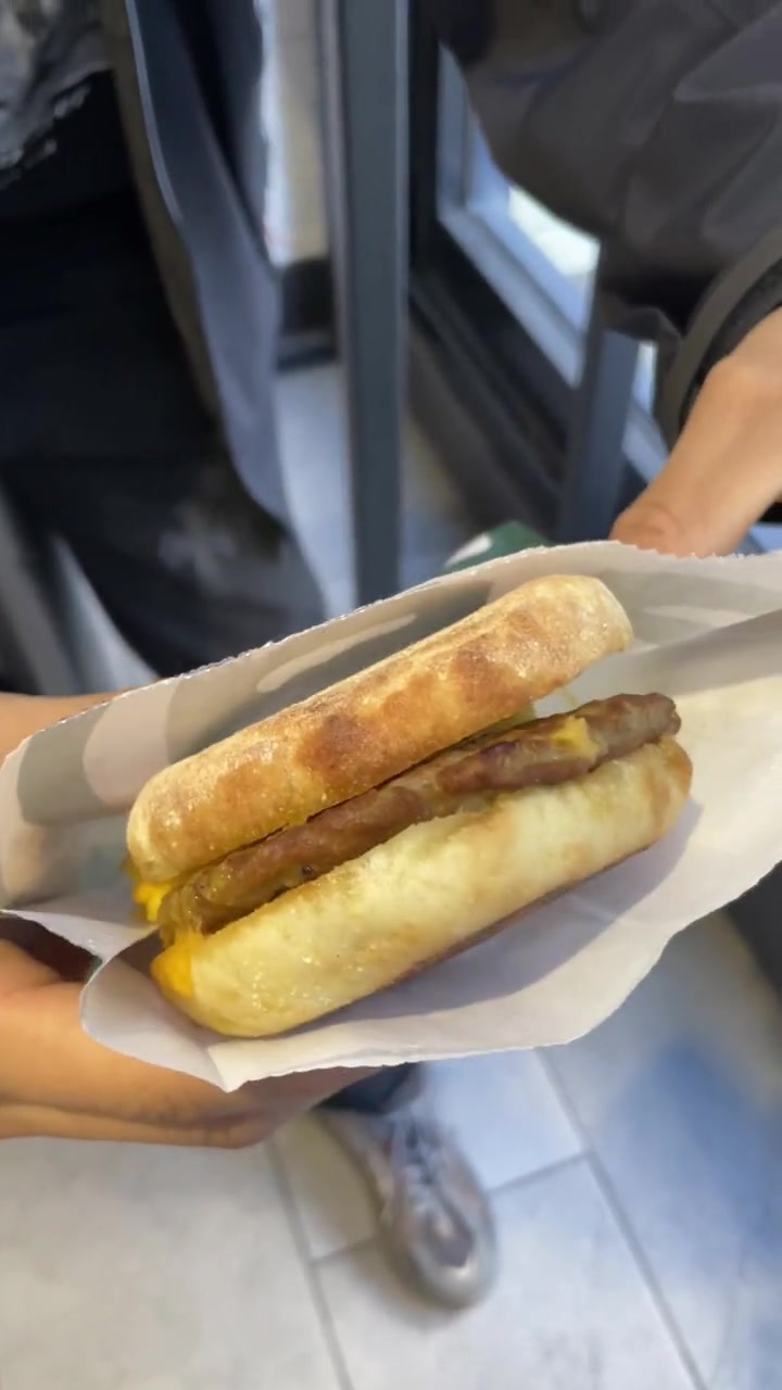 创作灵感 美国人的早餐都吃什么?今天排队在星巴克买的早餐,相当于陕西肉夹馍了