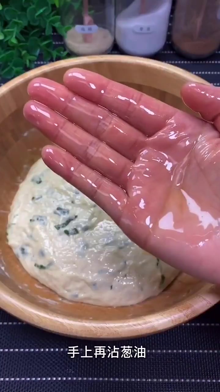 好吃的炸葱油饼教程,外酥里软,葱姜味儿浓郁~「色」码了有空可以试试……视频自
