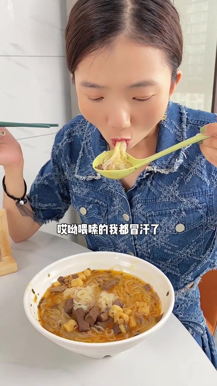 粉丝推荐的 南京鸭血粉丝 真的好好吃,料也特别多,纯纯的红薯粉,非油炸 鸭血粉丝汤 妈呀太