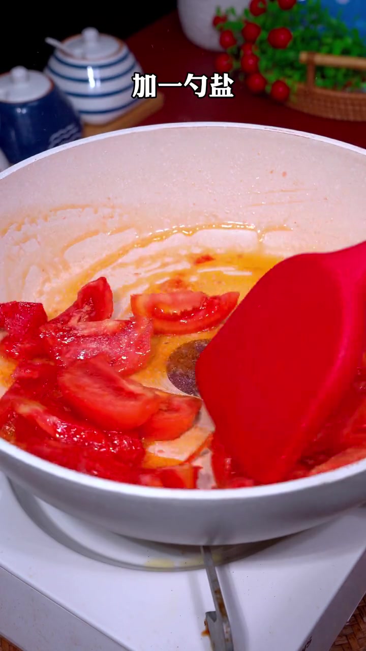 每到夏天,我就经常给孩子们做这个番茄牛肉汤,牛肉鲜嫩,酸爽开胃,孩子们都抢着喝 汤鲜味美