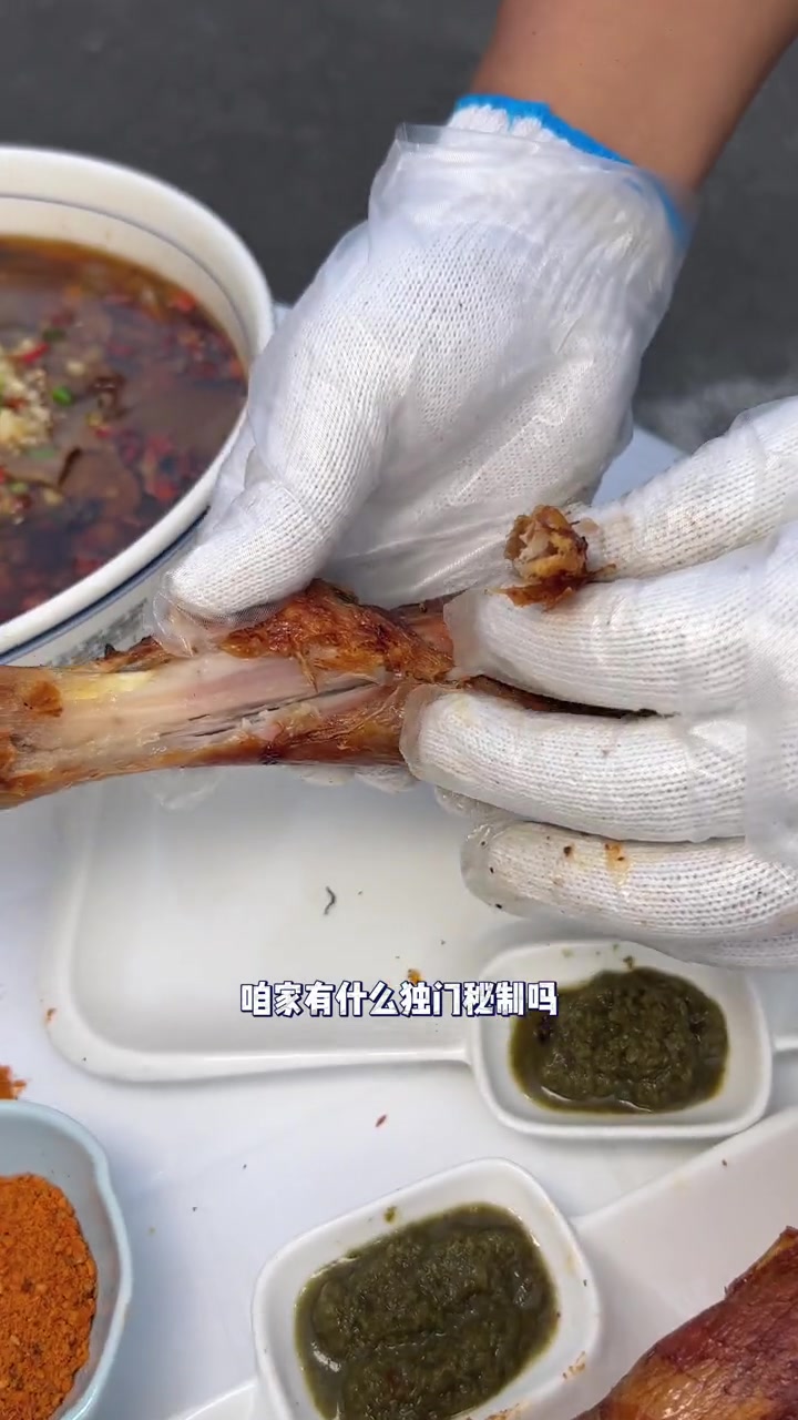 我觉得老板明明可以卖烤箱赚钱的哈哈哈……这个羊小腿太赞了 大连的美食根本吃不完 大口吃肉 