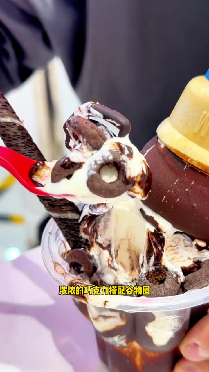 小角兽又回归啦 浓浓的巧克力酱 香甜可口 草莓樱花华夫碗里竟然还有跳跳糖和芝士蛋糕 dq冰