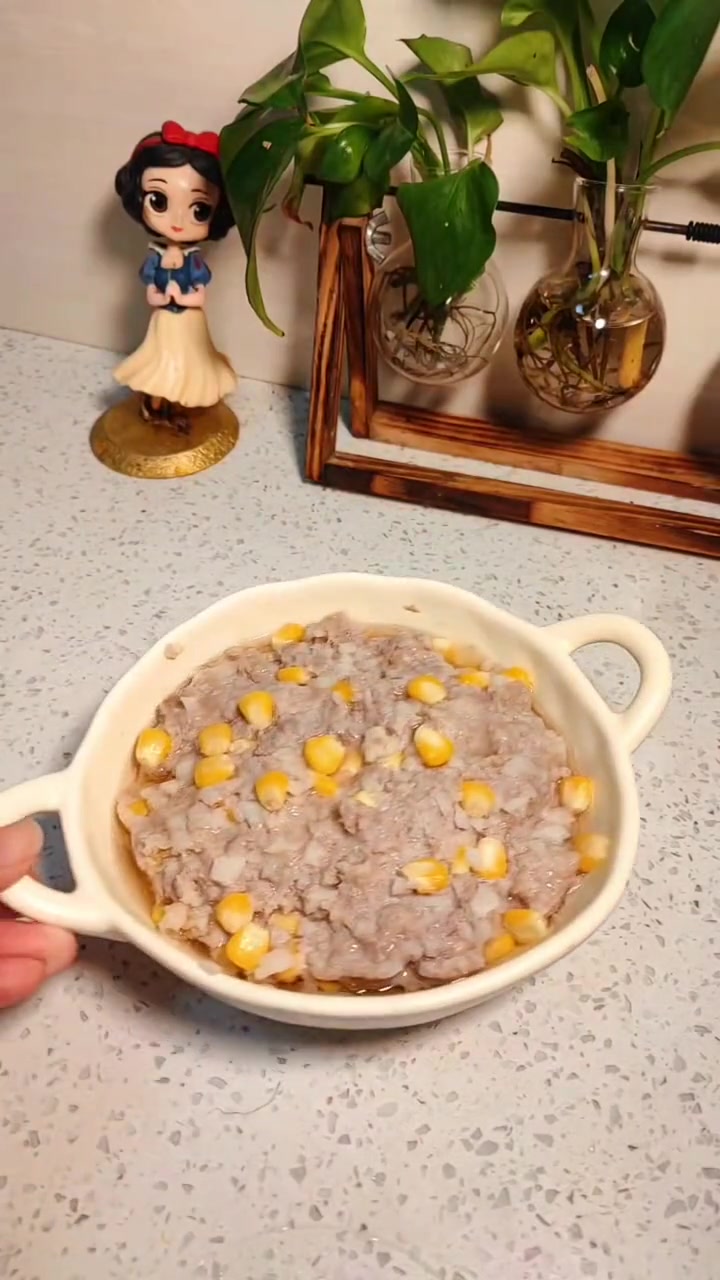 如果小朋友不爱吃做的饭,那你做这个莲藕玉米蒸肉饼给她吃,鲜甜滑嫩,大人小孩都爱吃 莲藕蒸肉