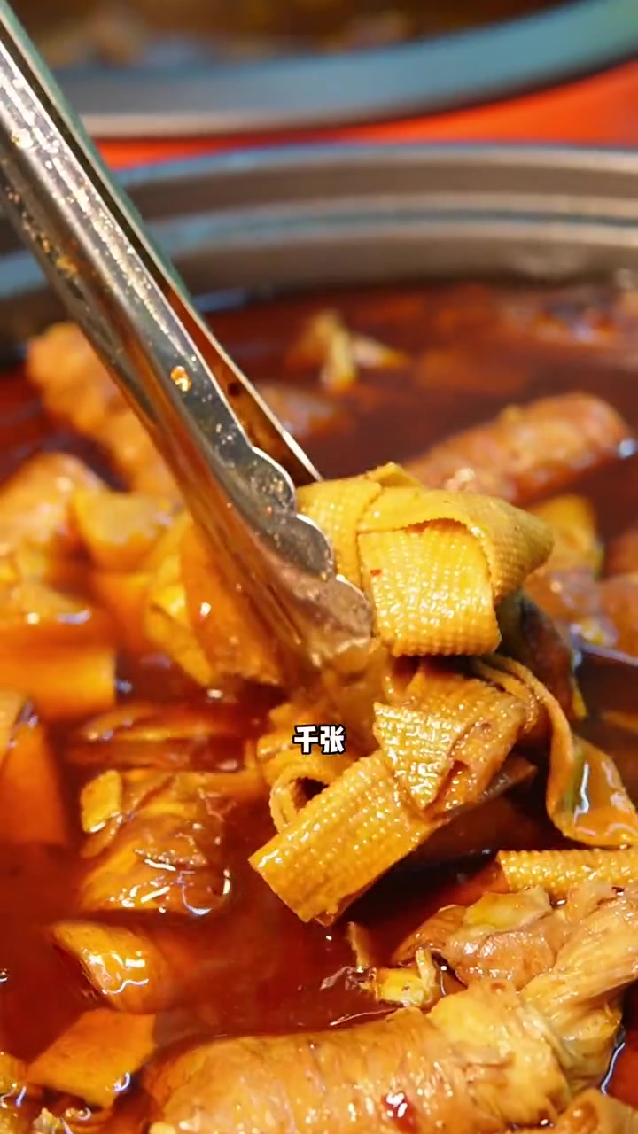 香香辣辣的牛肉饸饹面!太好吃了!还有无敌下酒菜各种卤味和烧鸡,小店就在老槐树这,味道不错哦