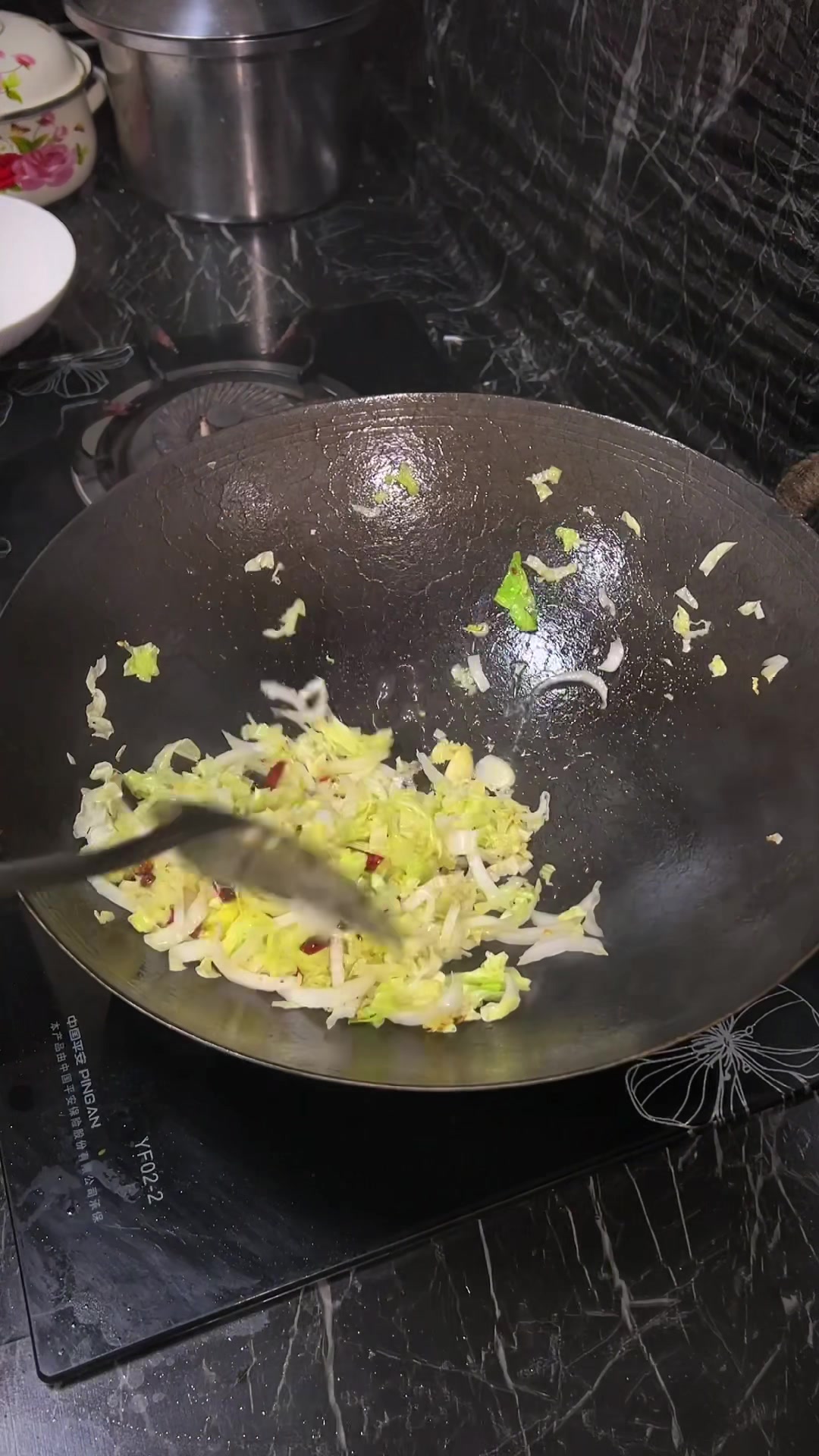 家常菜素炒白菜丝,香辣青脆,分享素炒白菜丝的家常做法。