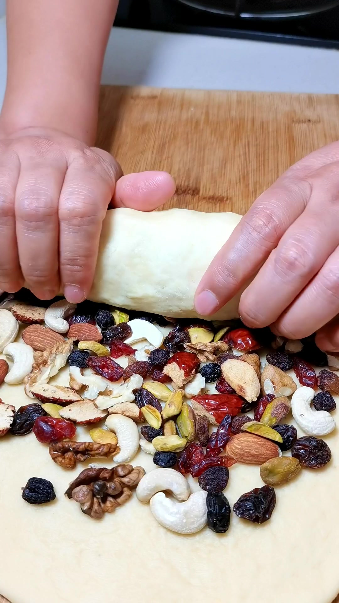 我用一次发酵的方法做了果仁大列巴,口感扎实,很营养,也很扛饿